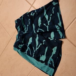 Under Armour boys shorts.  Size S. Excellent condition.